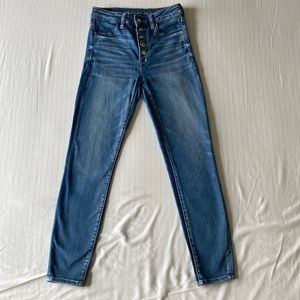 Multi-button light washed skinny jeans